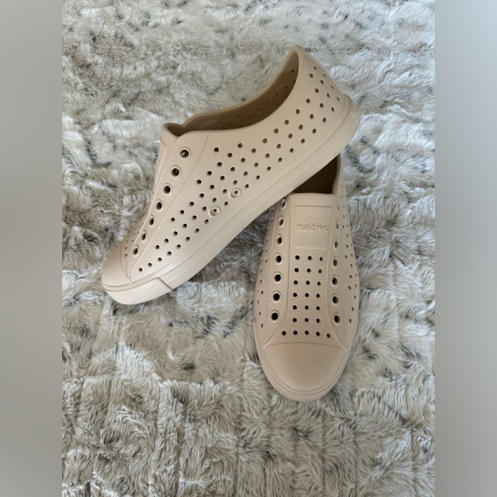 🩵Native Waterproof Sneakers Womens Size 10 in Cream Color🩵